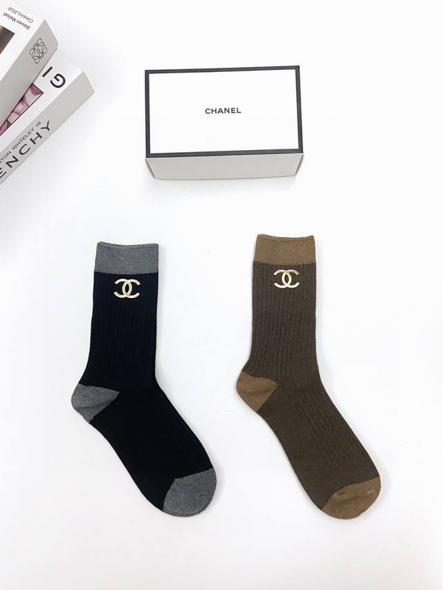 配包装 一盒2 双 Chanel 香奈儿 经典双c 字母logo 纯棉中筒袜 Ins爆款 专柜在售ing 好看到爆炸 超高品质 经典不过时 潮人必不能少的专柜代