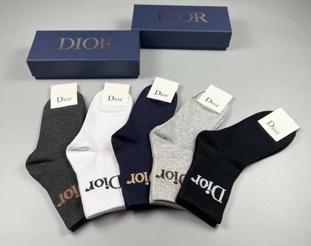 Dior 迪奥d家新品短款袜子 一盒五双 纯棉材质 上脚柔软舒适 经典的d家字母logo 炒鸡nice大牌出街 潮人必备超好搭