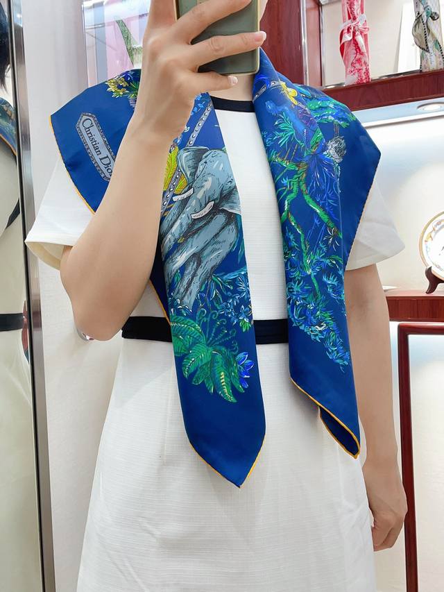 Dior新款星星图案 强烈咆哮超值推荐之女士高端精品围巾 在整体造型中绝对属于点睛之处简单得体的衣服因为质感好的围巾而更多提升品位欢迎比对品质价格绝对的是最高规