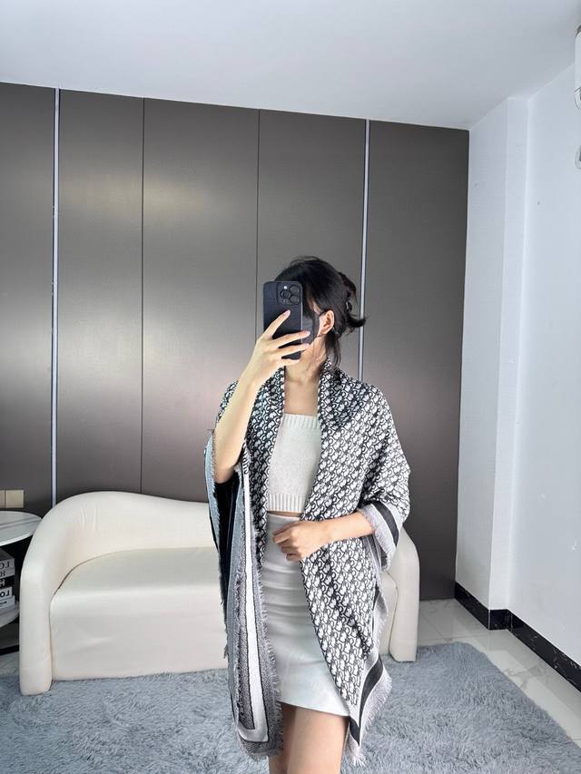 方巾 Dior披肩经典字母搭配丝毛混纺的华美质感，与成衣和配饰系列单品搭配相宜。 尺寸：140 X 140Cm 面料 57%羊毛，43%真丝 Dior字母提花织