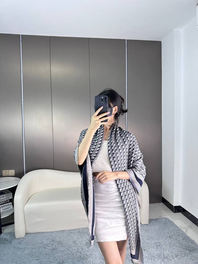 方巾 Dior披肩经典字母搭配丝毛混纺的华美质感，与成衣和配饰系列单品搭配相宜。 尺寸：140 X 140Cm 面料 57%羊毛，43%真丝 Dior字母提花织