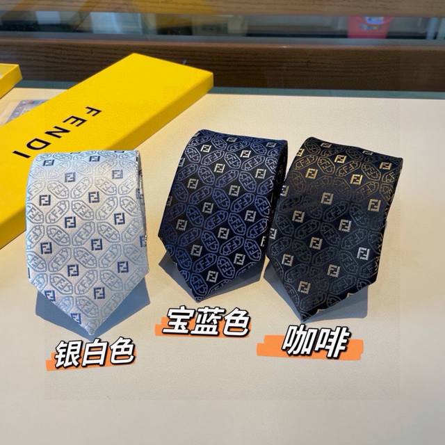 特 配包装 这款绝了，实物真的很美，男士芬迪爆款领带，稀有展现精湛手工与时尚优雅的理想选择，这款采用f家最具标志性的ff字母制成的丝质领带，以同色调手法演绎的更