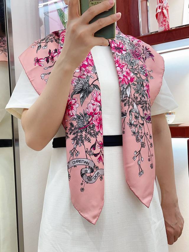 新dior家专柜同步上新 花荣锦簇90 真丝方巾 卖的超爆的，上身才会知道她的美，洋气、大牌范十足。最要紧的是，显的皮肤很白嫩还特吸睛。采用印花风格，彰显的淋漓