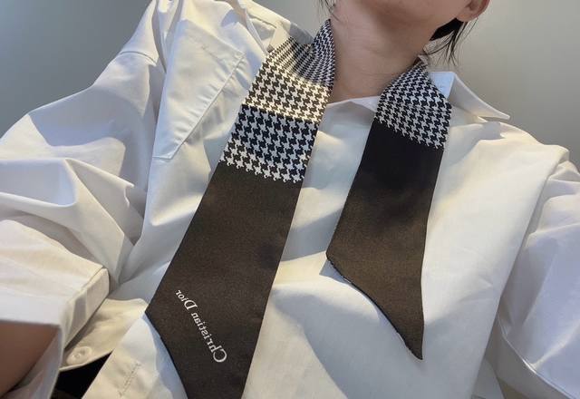 配包装 上新新版黑千鸟，三代montaigne Mitzah 丝巾从标志性的 Dior 精品店地址汲取灵感，千鸟格纹图案彰显品牌优雅风范。款式经典，造型修长，两