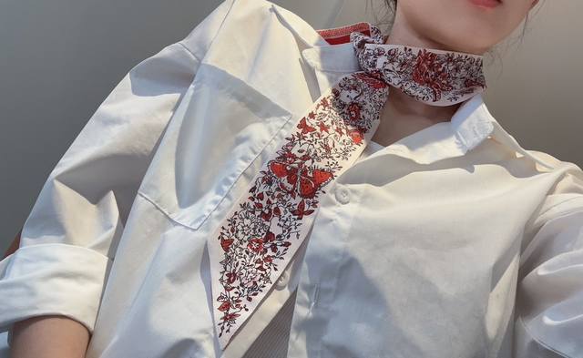 配包装 这款 Mitzah 丝巾采用白色桑蚕丝斜纹面料精心制作，饰以彼得罗 鲁福 Pietro Ruffo 设计的淡粉色 Butterfly Around Th