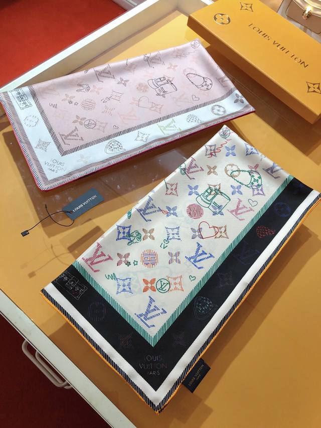 Slv2335原单lv Wishlist 方巾90Cm版，方巾成为路易威登经典创作的展览空间，以丝印工艺描绘品牌手袋、硬箱和配饰图案，与 Monogram 背景