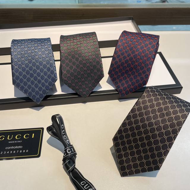 配包装 这款真丝领带的装饰图案由几何菱形和品牌创始人 Guccio Gucci 的姓名首字母交织而成。设计结合了不同色调的蓝色元素，呈现出迷人的三维立体效果。
