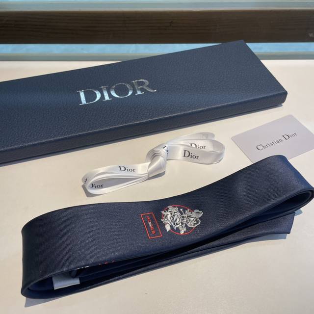 配包装 爆款到do家新款领带 Dior男士 D家logo系列领带 ，稀有展现精湛手工与时尚优雅的理想选择，这款采用do家最经典极具标志性logo提花制成的领带，