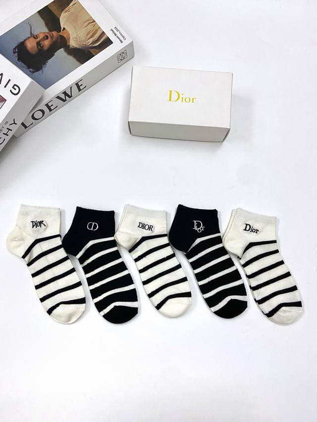 配包装 一盒5 双 Dior 迪奥 经典字母logo 纯棉短筒袜 ，Ins超火爆短袜，纯棉面料，网眼透气， 潮人必备 ，经典配色 个性时尚百搭款，你值得拥有哦