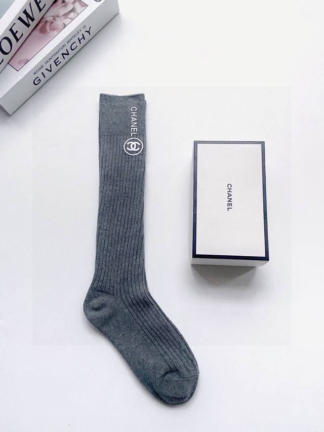 配包装 一盒一双 Chanel 香奈儿 立体硅胶经典字母 长筒袜 小腿袜双针针织材质，超完美结合，款式经典，专柜同步发售，Ins爆火小单品，潮人必备，颜色百搭