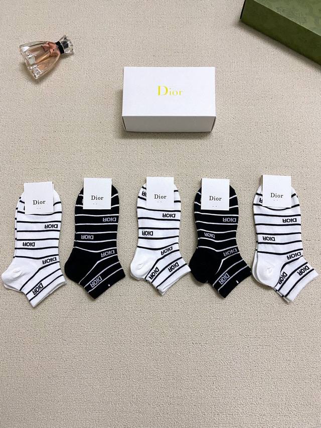 配包装 一盒5 双 Dior 迪奥 经典字母logo 纯棉短袜 ，Ins超火爆短袜，纯棉面料，潮人必备 ，经典配色 个性时尚百搭款，你值得拥有哦