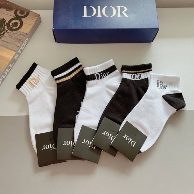 配包装 一盒5双 Dior 迪奥 新款字母罗口短筒袜子！爆款字母专柜同步袜子，大牌出街，潮人必备超好搭