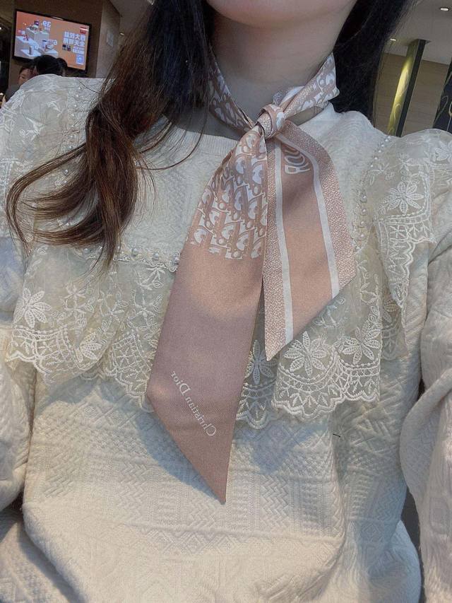 配包装 新款这款 迪奥montaigne Mitzah 发带丝巾从标志性的 Dior 精品店地址汲取灵感，老花字母配条纹的款式经典，造型修长，两端尖角设计，背面