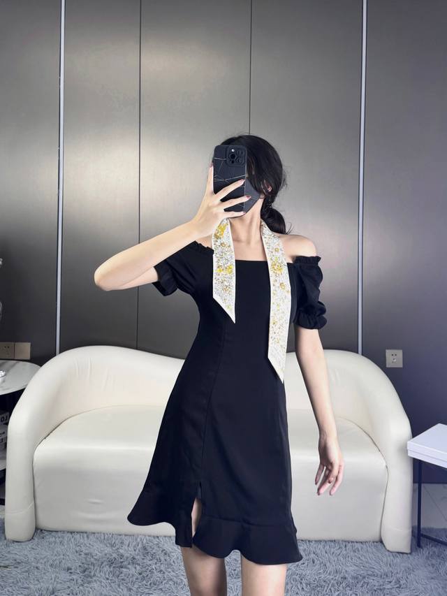 特价 新品上新 Dior Mitzah 丝巾采用白色桑蚕丝斜纹面料精心制作，饰以彼得罗 鲁福 Pietro Ruffo 设计的淡午夜蓝 Butterfly Ar