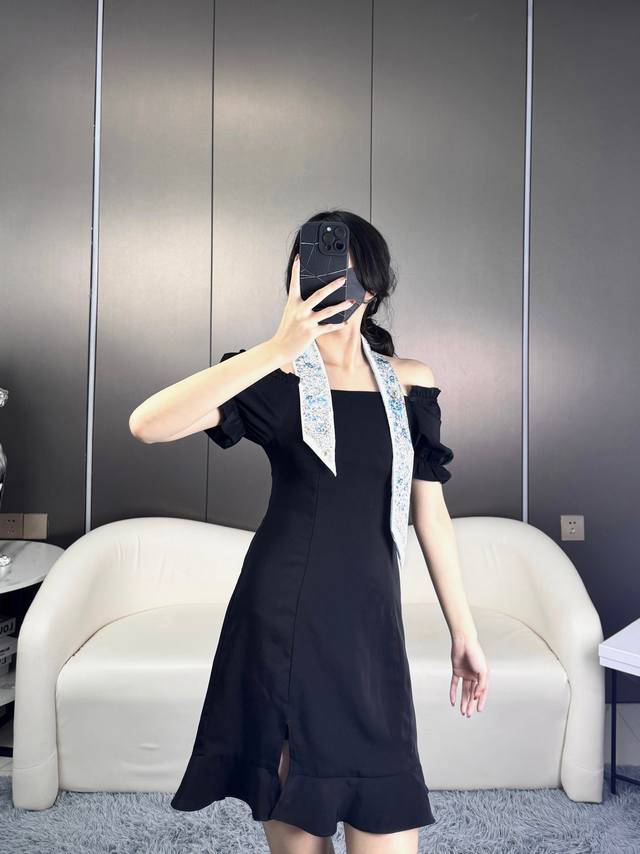 特价 新品上新 Dior Mitzah 丝巾采用白色桑蚕丝斜纹面料精心制作，饰以彼得罗 鲁福 Pietro Ruffo 设计的淡午夜蓝 Butterfly Ar