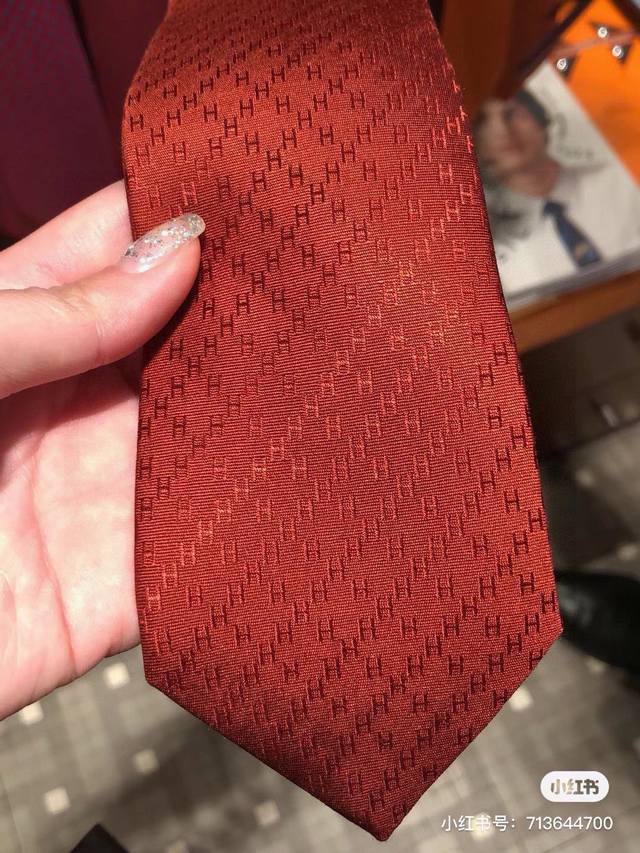 配包装，领带新款出货啦爱马仕男士菱形h格子新款领带系列，让男士可以充分展示自己个性。100%顶级斜纹真丝手工定制