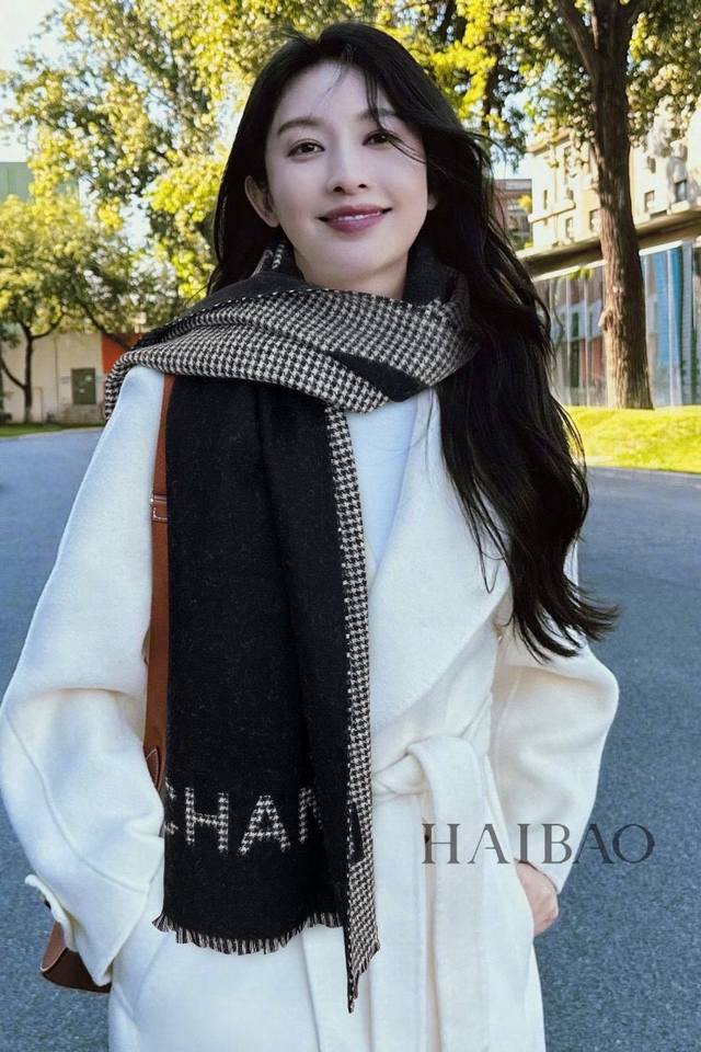Chanel香奶奶尾单新款23B千鸟格拼色羊绒围巾，直接出欧洲的，正儿八经的正品订单 和大货一起出来，不用多流弊的文字，它是全世界最好的chanel，上身才会知
