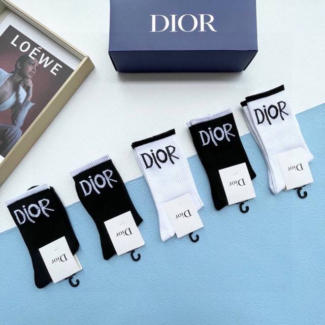 配包装 一盒五双 Dior 迪奥d家新品袜子 D家专柜同步短袜，Dior标志，超级吸睛，实物超漂亮，纯棉材质，透气舒适，Ins超火爆小单品，大牌出街，潮人必备超