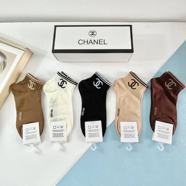 配包装 一盒五双 Chanel 香奈儿 爆款短筒袜女款 高版本 ～好看到爆炸 欧美大牌短筒袜潮人必不能少的专柜代购品质 袜子 ，搭配起来超高逼格 时髦度爆表啊啊