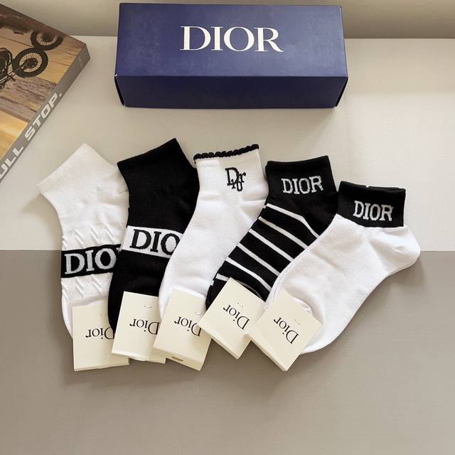 配包装 一盒5双 Dior 迪奥2024新款小腿袜子！纯棉面料，火爆ｄ字母图案，专柜同步中短筒袜子，大牌出街，潮人必备超好搭