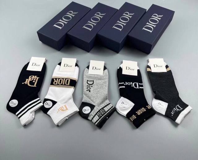特批 Dior 迪奥d家新品男款袜子 一盒五双 提花品牌logo，简单大气，实物超漂亮，经超火爆小单品，大牌出街，潮人必备超好搭
