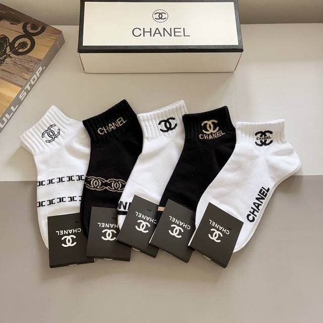 配包装 一盒5双 Chanel 香奈儿经典短款袜子高版本纯棉材质柔软，秒杀市场普通货，经典的双c图案logo，专柜同步袜子大牌出街，潮人必备，超好搭