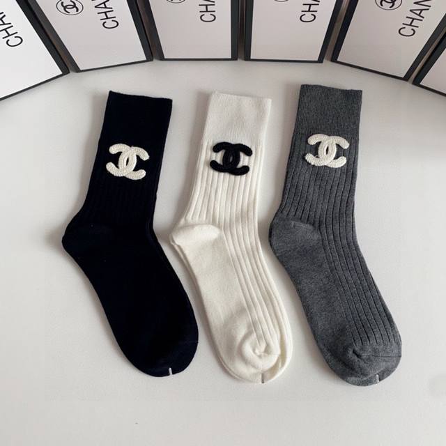 特 配包装 Chanel 香奈儿 新款经典中长款饰品袜堆堆袜袜子！一盒三双， 专柜同步筒款袜子，大牌出街，潮人必备超好搭。