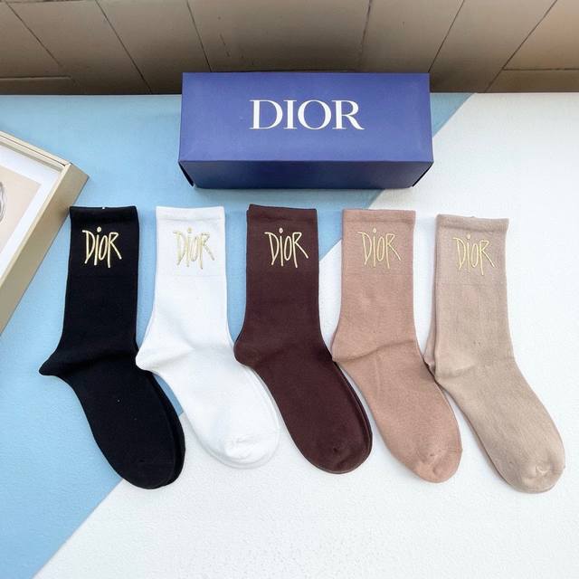 配包装 一盒五双 Dior 迪奥 D 家新品烫金纯黑短筒男女款袜子专柜同步长袜，超级经典的d家标志百看不厌纯棉材质，双针双路织造，上脚透气柔软舒适，全品相订单，