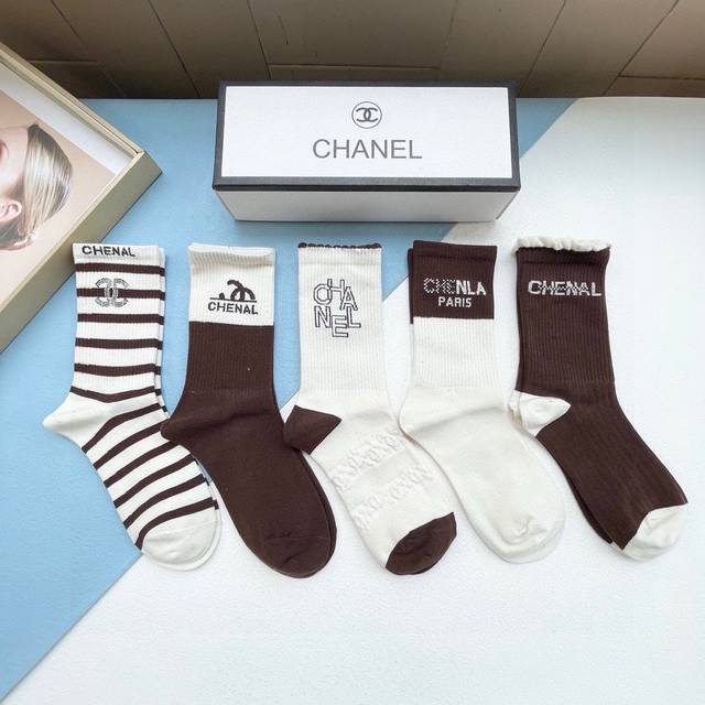 配包装 一盒五双 Chanel 香奈儿 爆款高筒袜高版本 ～好看到爆炸 欧美大牌高筒袜潮人必不能少的专柜代购品质 袜子 ，搭配起来超高逼格 时髦度爆表啊啊啊啊～
