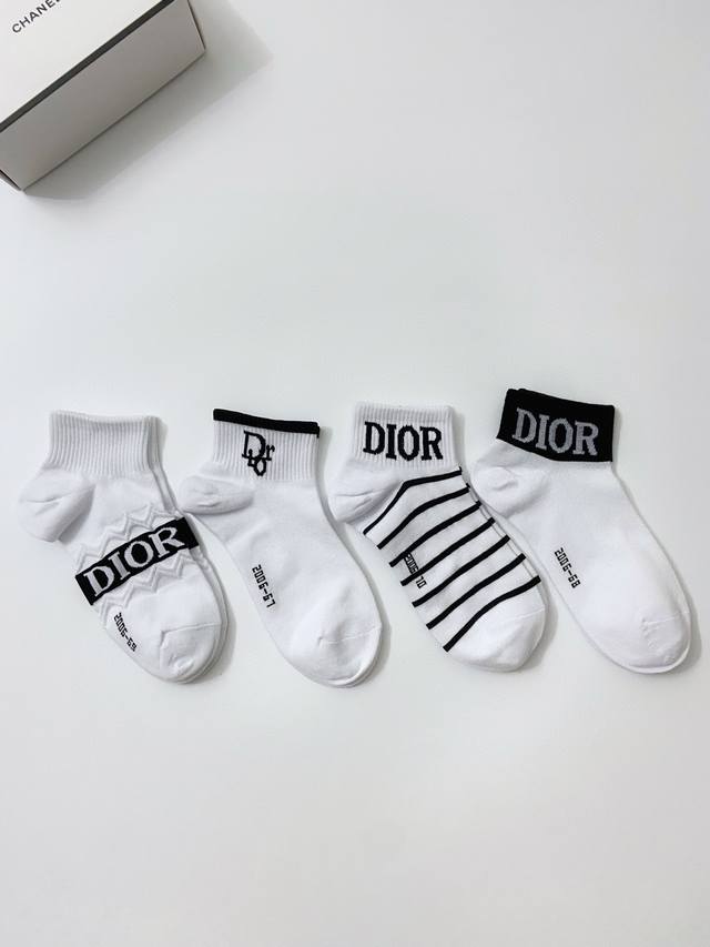 配包装 一盒4 双 Dior 迪奥 经典字母 Logo 纯棉短袜 Ins爆款！专柜在售ing 好看到爆炸 ！超高品质！亲肤透气，经典不过时！潮人必不能少的专柜代