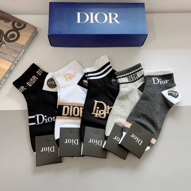 配包装 一盒5双 Dior 迪奥 新款字母罗口短筒袜子！爆款字母专柜同步袜子，大牌出街，潮人必备超好搭