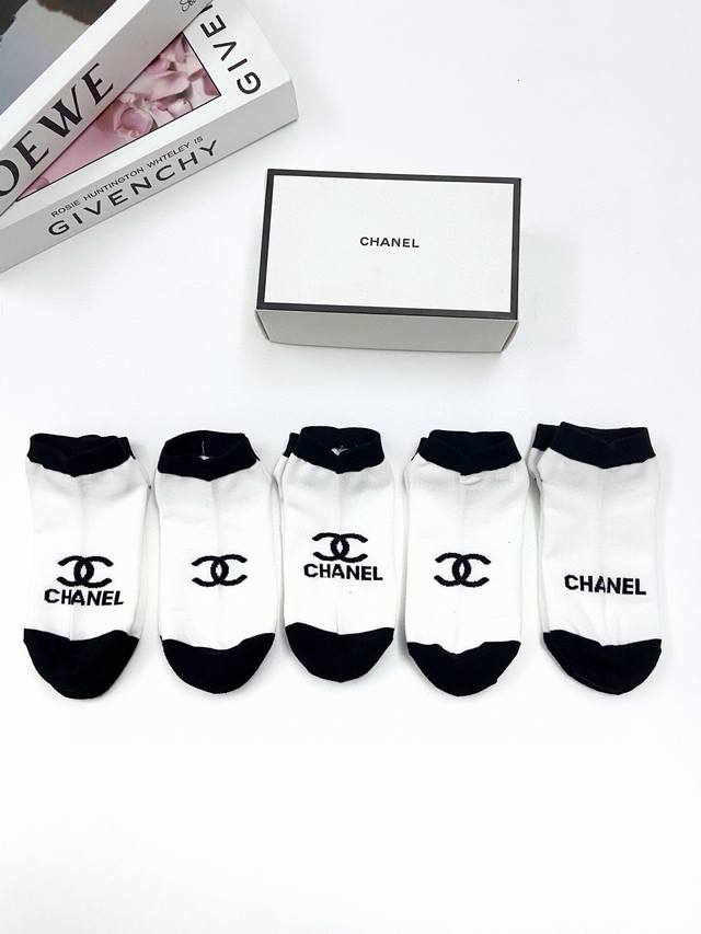 配包装 一盒5 双 Chanel 香奈儿 经典字母logo 纯棉短袜 船袜 ，Ins超火爆短袜，纯棉面料，潮人必备 ，经典配色 个性时尚百搭款，你值得拥有哦