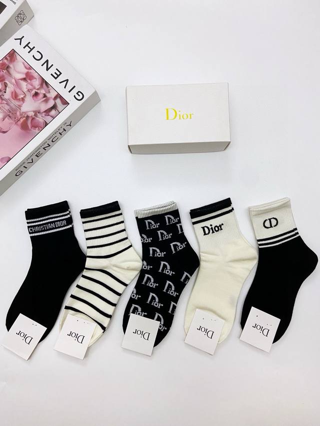 配包装 一盒5 双 Dior 迪奥 经典字母logo 纯棉中筒袜 Ins超火爆红人同款，精美 面料，潮人必备 ，经典配色 个性时尚百搭款，你值得拥有哦