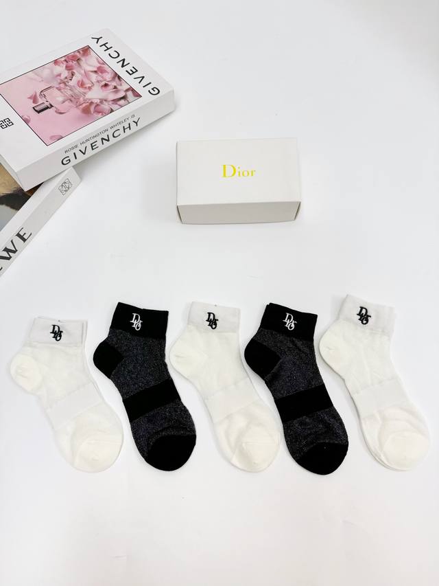 配包装 一盒5 双 Dior 迪奥 经典字母logo 牛奶丝拼接 短筒袜 Ins爆款！专柜在售ing 好看到爆炸 ！超高品质！经典不过时！潮人必不能少的专柜代购