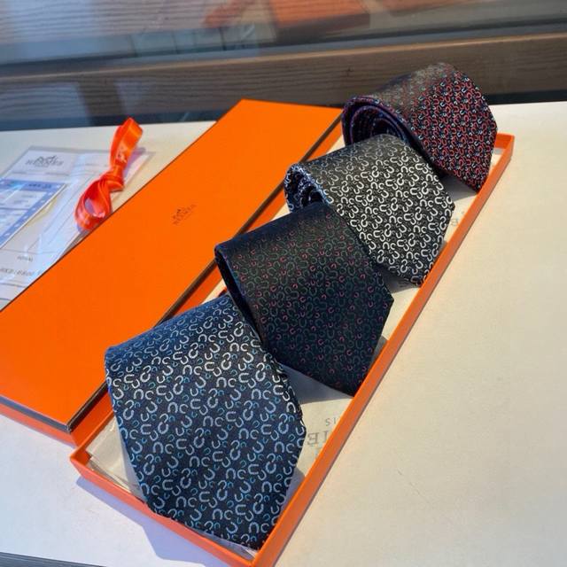 配包装 爱马仕男士新款领带系列，让男士可以充分展示自己个性。100%顶级斜纹真丝手工定制