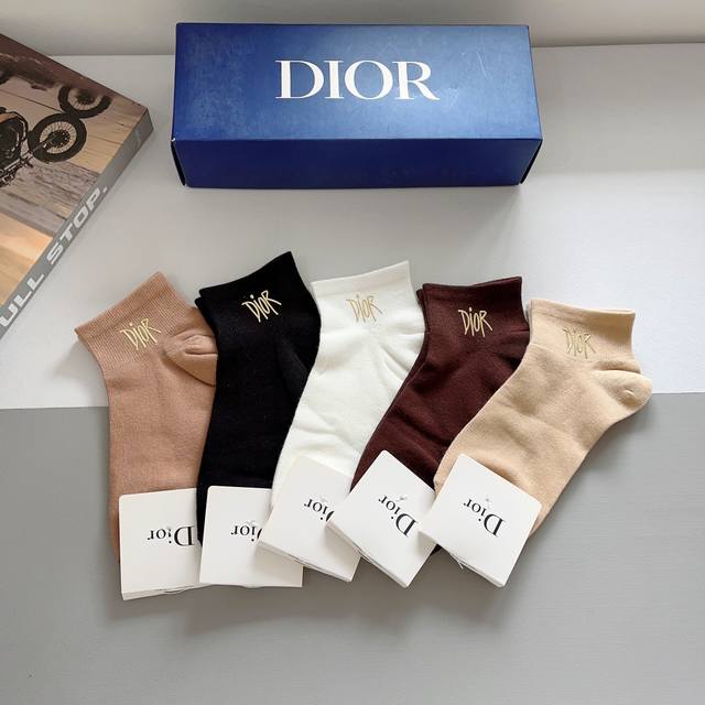 配包装 一盒5双 Dior 迪奥 新款烫印字母罗口小腿袜子！爆款字母专柜同步中筒袜，大牌出街，潮人必备超好搭