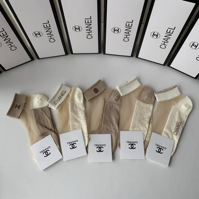 特 配包装 Chanel 香奈儿 新款经典中短款堆堆袜袜子！一盒五双， 专柜同步筒袜袜子，大牌出街，潮人必备超好搭。
