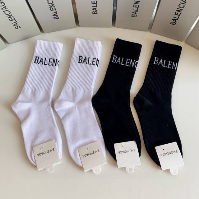 特 配专柜包装 Balenciaga 巴黎世家 新款中长款堆堆袜袜子！一盒四双，专柜同步筒袜袜子，大牌出街，潮人必备超好搭