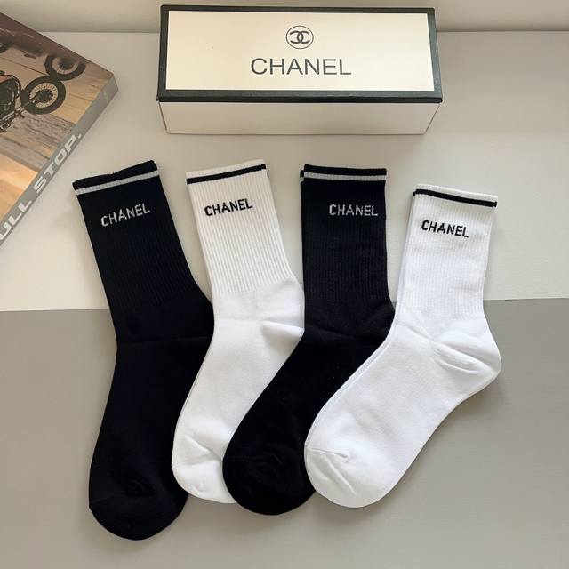 配包装 一盒4双 Chanel 香奈儿经典中筒袜子高版本纯棉材质柔软，秒杀市场普通货，经典的双c图案logo，专柜同步袜子大牌出街，潮人必备，超好搭