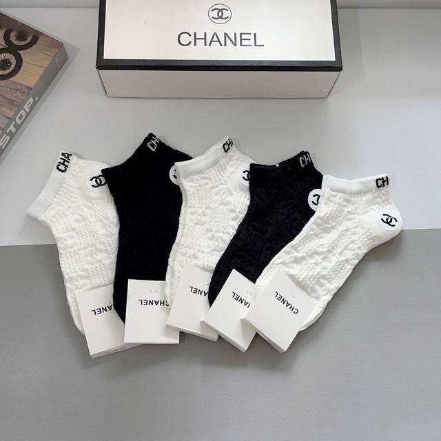 配包装 一盒5双 Chanel 香奈儿经典袜子高版本提花柔软，秒杀市场普通货，经典的双c图案logo，专柜同步袜子大牌出街，潮人必备，超好搭