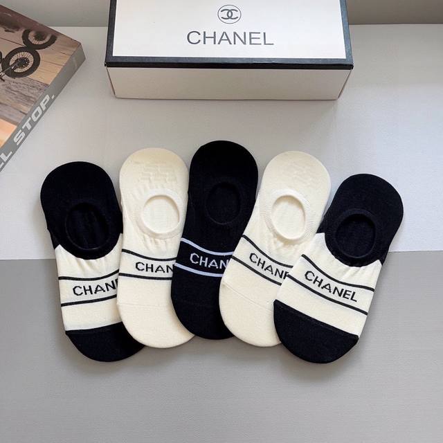 配包装 一盒5双 Chanel 香奈儿经典船袜、高版本纯棉材质柔软，秒杀市场普通货，经典的双c图案logo，专柜同步袜子大牌出街，潮人必备，超好搭