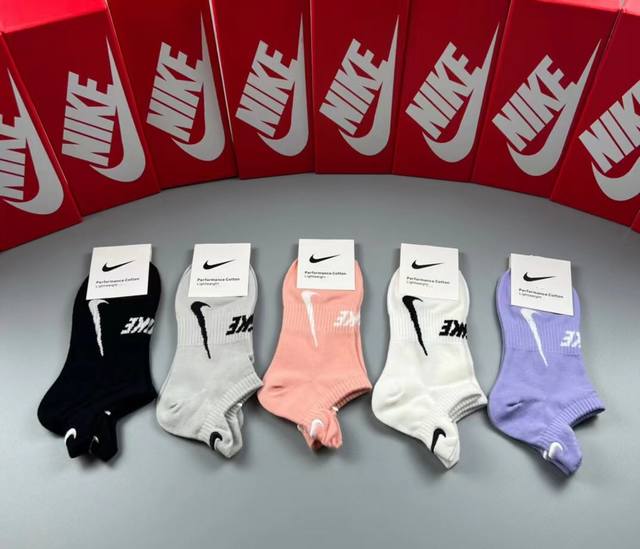 特 Nike 耐克 新品女款短袜just Doit. Logo超级nice火爆全网的马卡龙色系罗口处设计惊艳绝伦超级好看绝对是你这个春夏的搭配神器，每个都是神仙