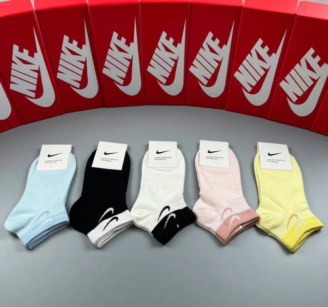 特 Nike 耐克 新品女款袜子just Doit. Logo超级nice火爆全网的马卡龙色系绝对是你这个春夏的搭配神器，每个都是神仙色，宝藏马卡龙色系，美出银