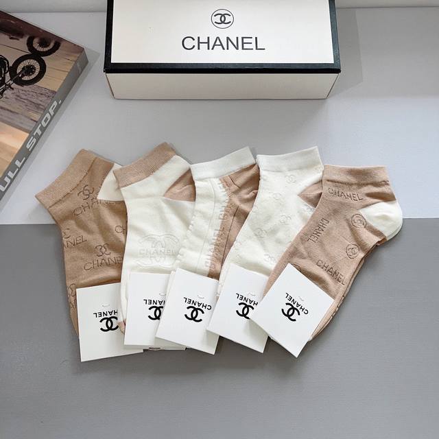 配包装 一盒5双 Chanel 香奈儿经典冰丝短款袜子高版本材质柔软，秒杀市场普通货，经典的双c图案logo，专柜同步袜子大牌出街，潮人必备，超好搭