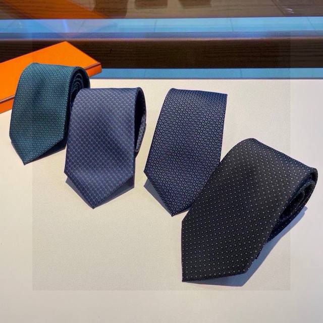 配包装 男士新款领带系列 H圆点领带 ，稀有h家每年都有一千条不同印花的领带面世，从最初的多以几何图案表现骑术活动为主，到如今的款式则丰富得多，以活泼的动物或日