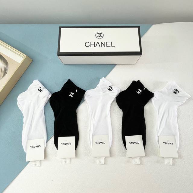 配包装 一盒五双 Chanel 香奈儿 爆款高筒袜高版本 ～好看到爆炸 欧美大牌高筒袜潮人必不能少的专柜代购品质 袜子 ，搭配起来超高逼格 时髦度爆表啊啊啊啊～