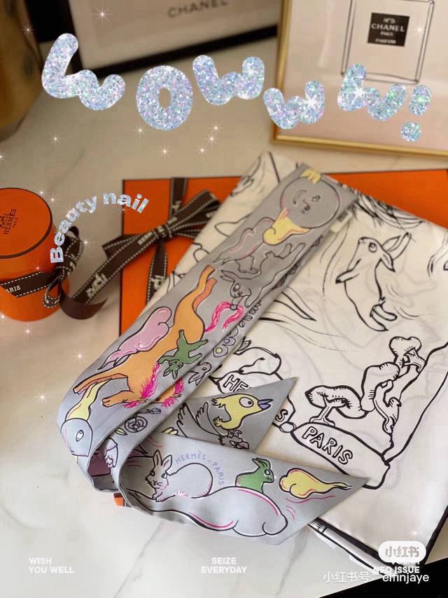 配包装 爱马仕秋冬新款飘带twilly 一千只兔子，很可爱～日本设计师shinsuke Kawahara在丝巾上画了月亮、云朵、兔子、飞马：鲜花玫瑰，细节很丰富