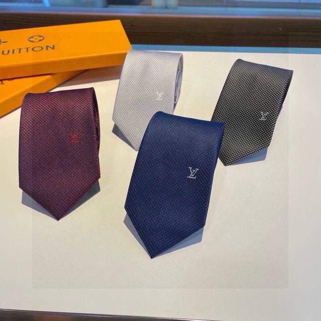 配包装 男士领带系列 L编织格纹领带 ，稀有展现精湛手工与时尚优雅的理想选择，此款真丝织就的diamonds V领带以奢华的提花面料重新诠释经典的v字标识。手工