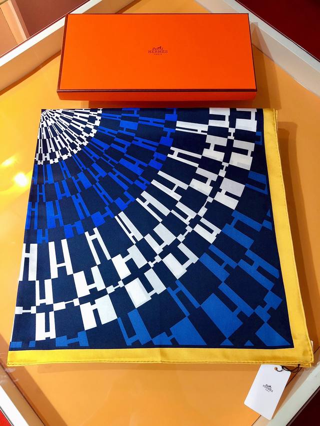 Shms20103爱马仕 Op'H 90Cm真丝方巾专柜在售 以h字母构成欧普艺术风格的图案。此同心圆构图巧妙运用比例和线条，缔造视错觉效果采用斜纹真丝材质，手 - 点击图像关闭