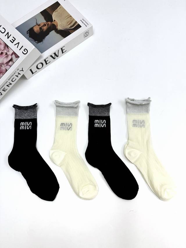 配包装 一盒4 双 Miumiu 缪缪 字母 Logo 夏季玻璃丝水晶袜 中筒袜 Ins爆款！专柜在售ing 好看到爆炸 ！超高品质！经典不过时！潮人必不能少的